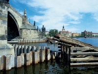 Ausbesserung der Pfeiler an der Karlsbrücke